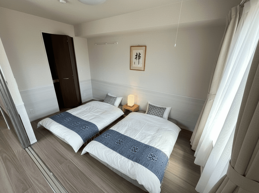 九州STAY 熊本城の寝室（敷布団を並べた和モダン空間）